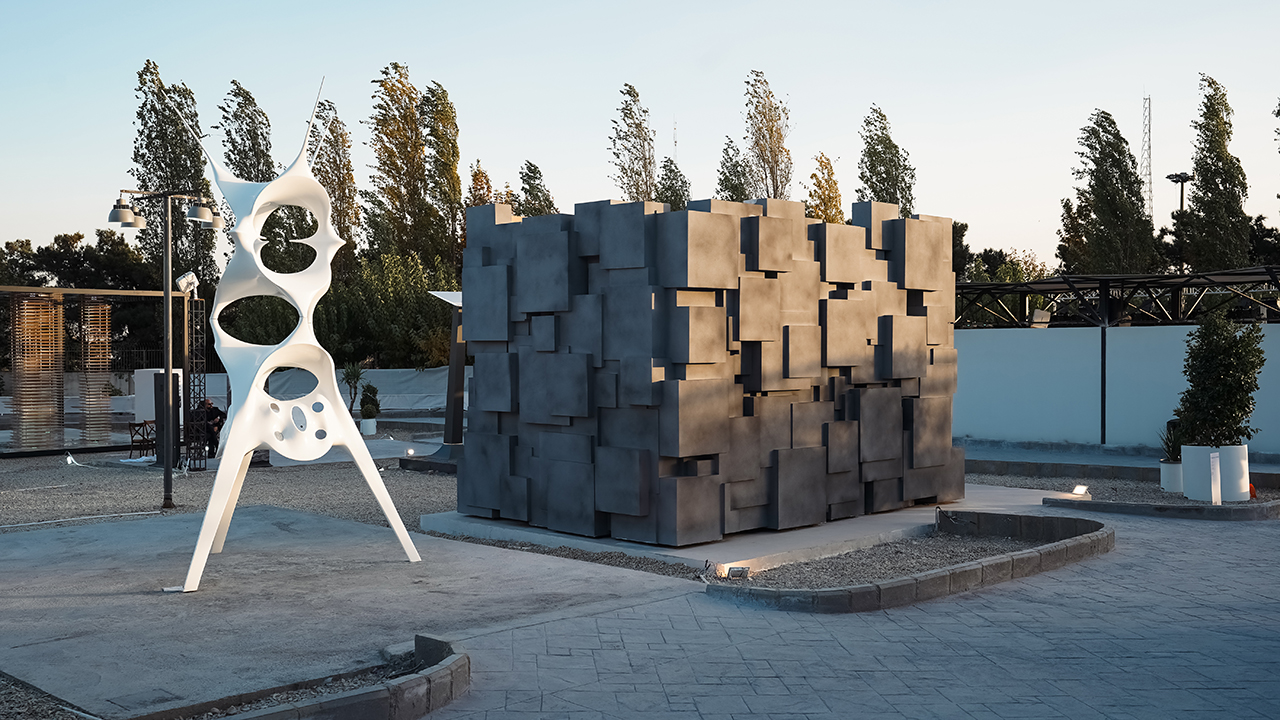 پاویون تهران، شهر خاکستری